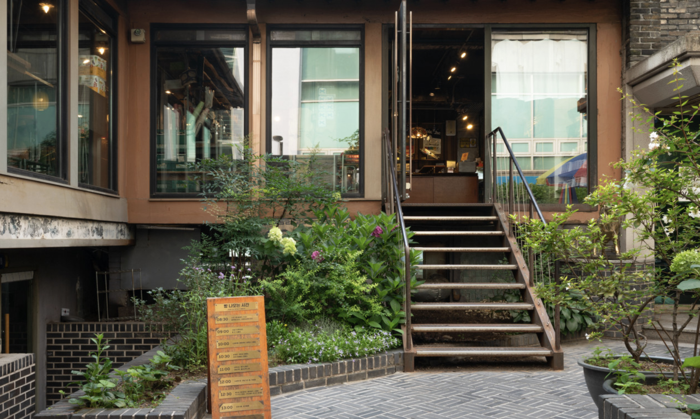 Seoul Cafe Culture Guide 2026: Best Coffee Neighbourhoods & What to Order